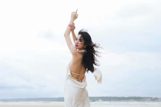 The Glow Code: 12 Things People With Great Skin Do Every Day (and What You Can Learn From Them)