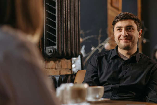 The Table Tells All: 11 Restaurant Habits That Quietly Reveal You’re Lower-Middle-Class