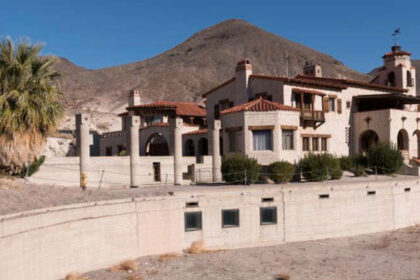 14 Once-Crowded American Landmarks That Now Sit Quiet and Forgotten — Echoes of a Nation’s Past