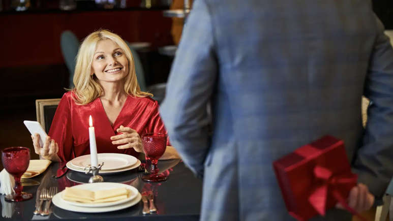 22 Subtle Habits That Quietly Make You More Attractive (Without Even Trying)